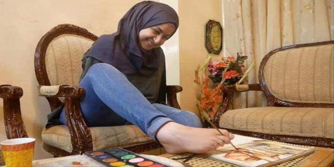 artista siria sin extremidades superiores dibuja esperanza y alegría con sus pies