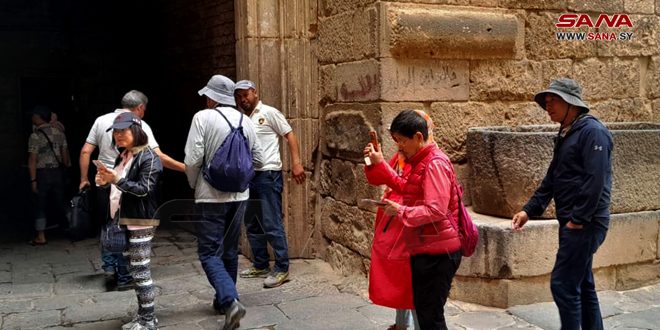 Turistas chinos visitan ciudad histórica de Bosra, Siria