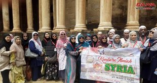 Turistas malasios visitan la ciudad de Bosra