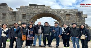 Turistas visitan monumentos arqueológicos en el sur de Siria