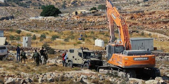 כוחות הכיבוש תקפו את הפלסטינים ורכושם ליד חברון