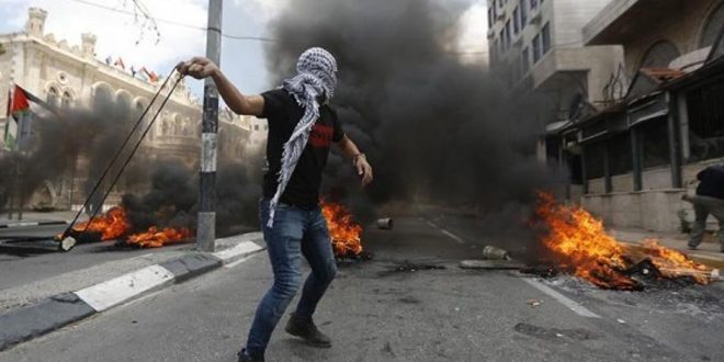 פלסטינים לקו בחנק במהלך הפגנה שאורגנה כדי לגנות את הטבח שבוצע בג’נין