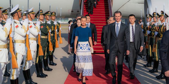 הנשיא אל אסד ורעיתו אסמאא אל אסד הגיעו לנמל התעופה בג’ינג