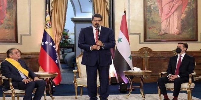 مادورو خلال تقليده سفير سورية وسام الاستحقاق: سأزور سورية قريباً ونحن معجبون ببطولة شعبها ضد الإرهاب