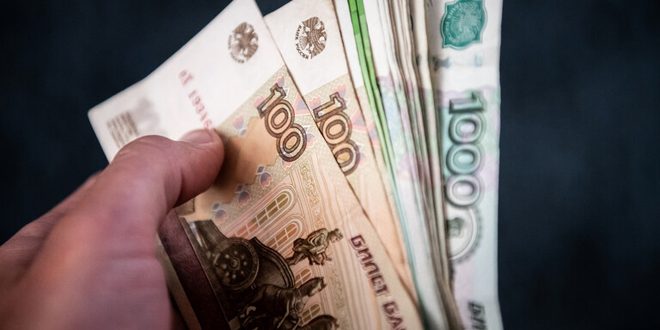 المركزي الروسي يطرح ورقة نقدية جديدة للتداول من فئة مئة روبل
