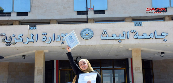 Joven siria condecorada tras lograr inscribir su nombre en el Libro Guinness