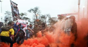 Heridos y detenidos en Perú en el cuarto día de protestas por la renuncia presidencial