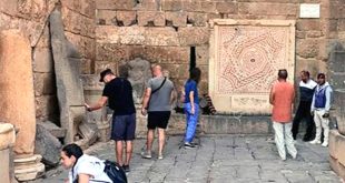 Turistas europeos visitan la antigua ciudad de Bosra, Deraa