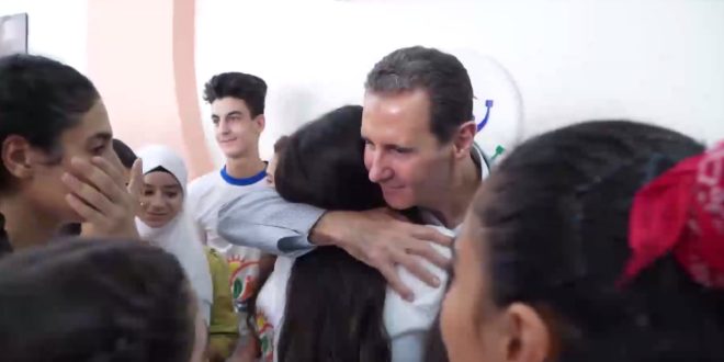 Presidente al-Assad visita escuela de hijos de mÃ¡rtires y destaca importancia de los valores de los caÃ­dos por la patria