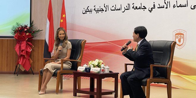 La Première Dame Asmaa al-Assad rencontre les étudiants dans l’Université des Langues étrangères