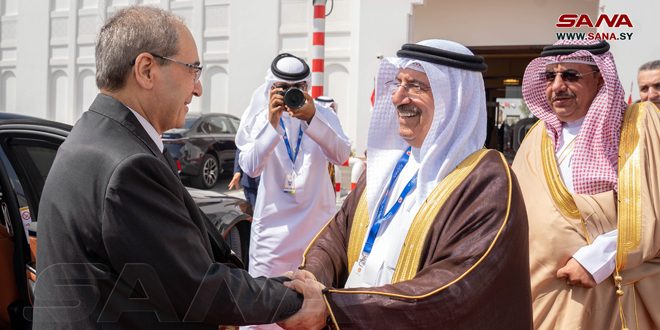 Miqdad arrive à Bahreïn pour participer aux réunions préparatoires au 33e Sommet arabe
