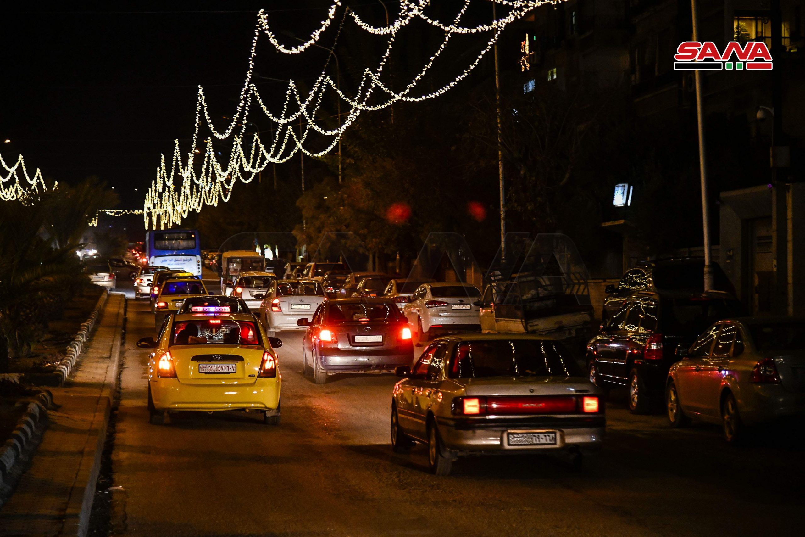 بالصور .. شوارع دمشق تتزين مع قرب أعياد الميلاد