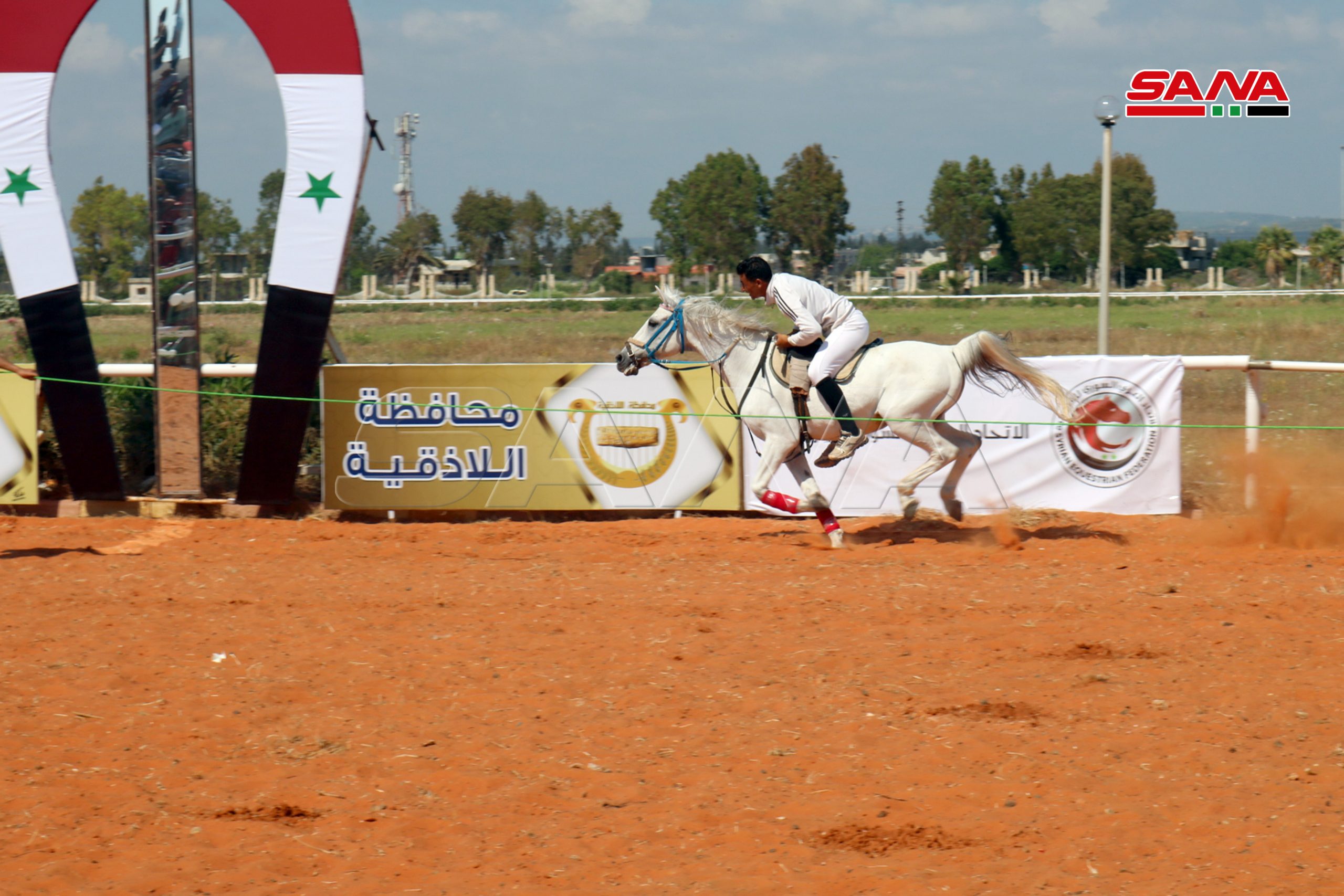 بالصور.. منافسات قوية بين الخيول في مضمار سباقات اللاذقية في سوريا
