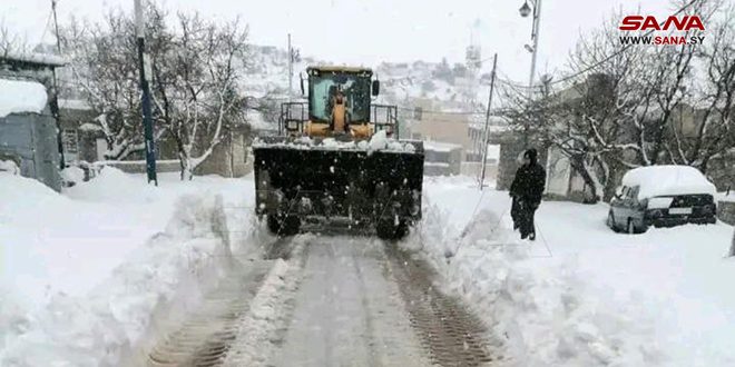 استمرار إزالة الثلوج وفتح الطرقات بريف القنيطرة الشمالي لليوم الثاني