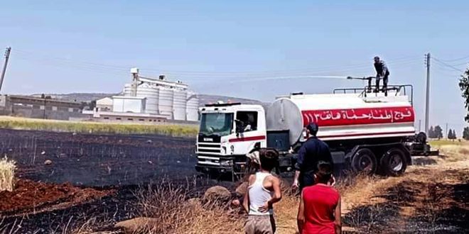 إخماد حريق اندلع في حقول القمح بقرية غور العاصي في حماة